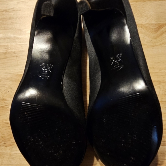 THE TOUCH OF NINA Black Satin Pumps Shoes Peep Toe Heels, Size 11 M - Picture 4 of 7